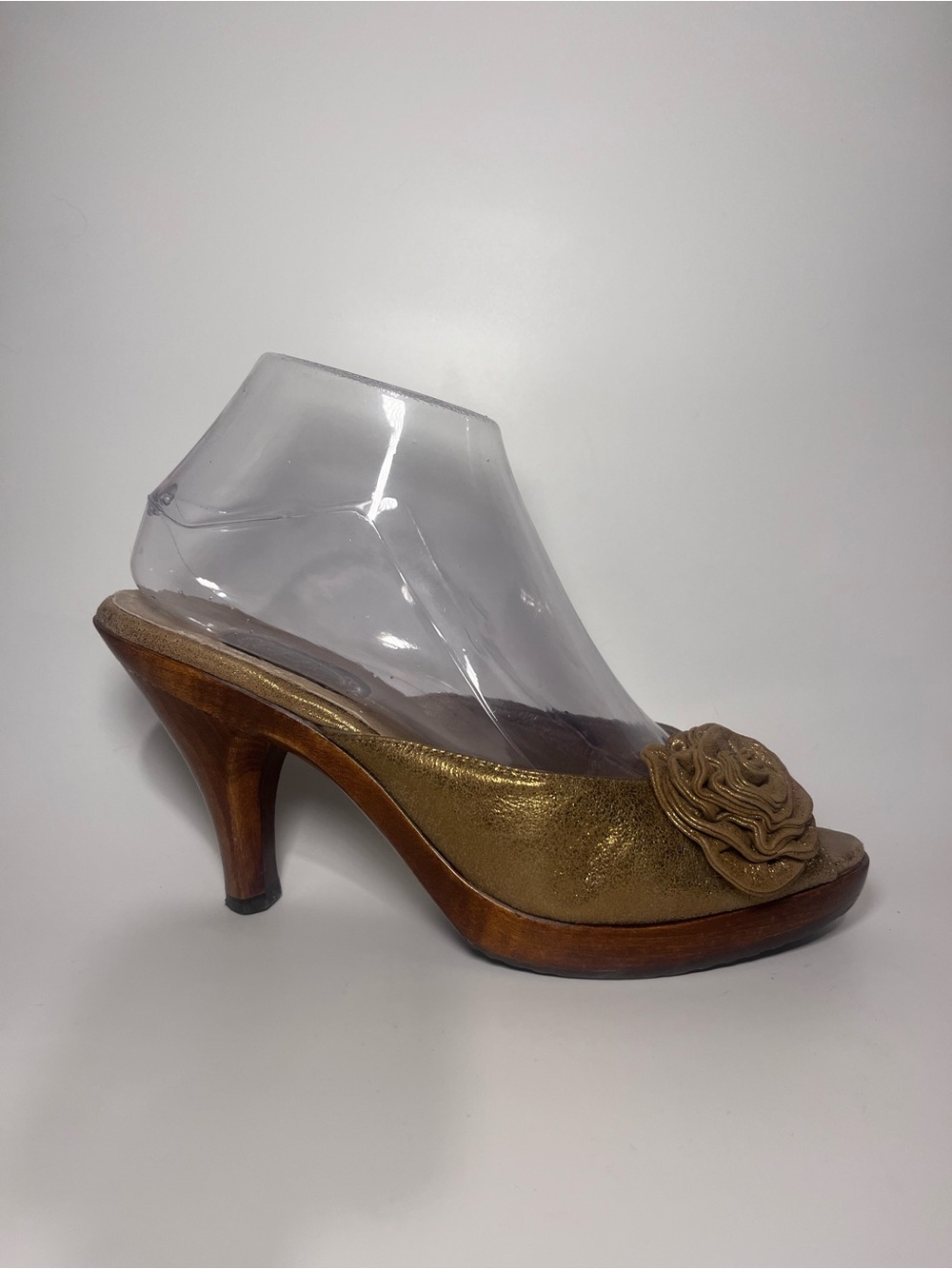 Salpy Gold Metallic Leather Rosette Peep Toe Heels | Y2K Quiet Luxury | 8